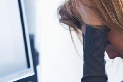 o WORK STRESS facebook e1417303540246 كيف يؤثر التوتر على الدماغ مجلة نقطة العلمية