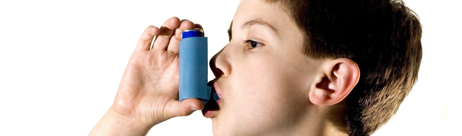 Asthma Boy 0000032415161 e1419280791948 مريض الربو والهروب من الروائح بين الوهم والحقيقة مجلة نقطة العلمية