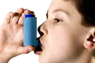 Asthma Boy 0000032415161 e1419280791948 مريض الربو والهروب من الروائح بين الوهم والحقيقة مجلة نقطة العلمية