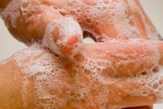 Cuci Tangan e1419608629817 مواد التنظيف المنزلية تزيد خطر الإصابة بالسرطان مجلة نقطة العلمية