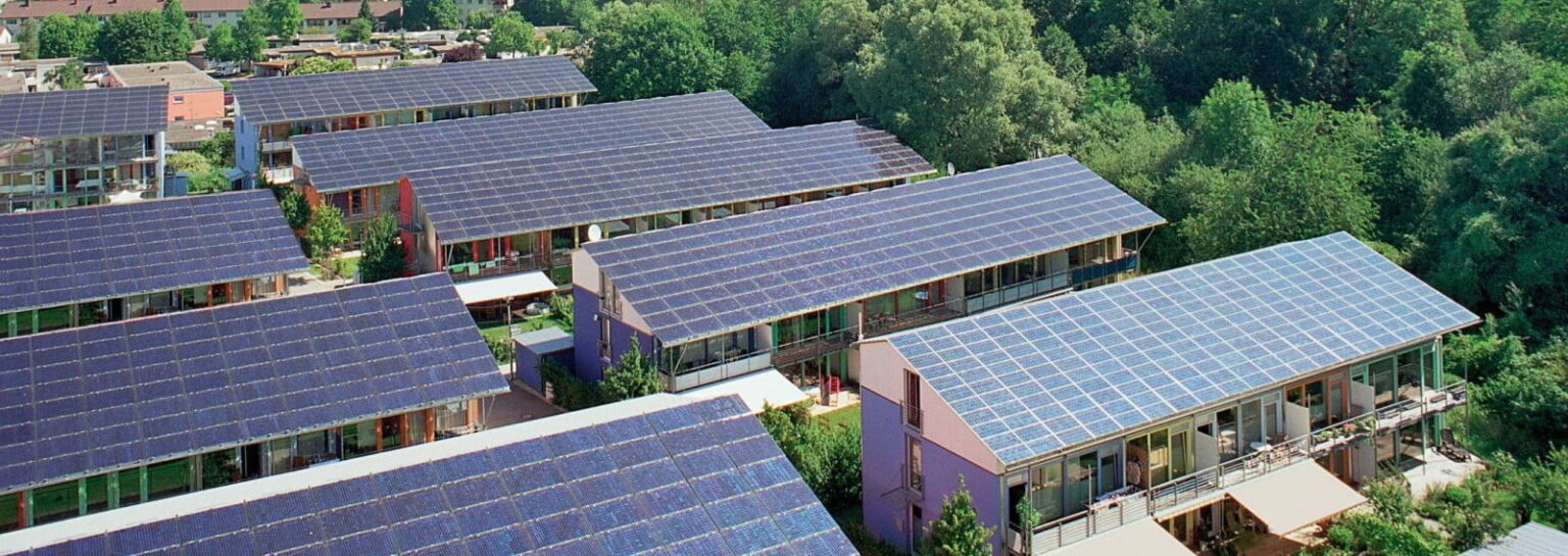 Solarsiedlung Dachaufsicht11 e1419101231400 ألمانيا الرائدة بإنتاج الكهرباء من الطاقة الشمسية مجلة نقطة العلمية