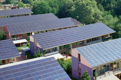 Solarsiedlung Dachaufsicht11 e1419101231400 ألمانيا الرائدة بإنتاج الكهرباء من الطاقة الشمسية مجلة نقطة العلمية