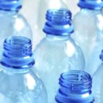 blue and green plastic bottles e1418657835949 قوارير المياه البلاستيكية ترتبط بارتفاع ضغط الدم مجلة نقطة العلمية