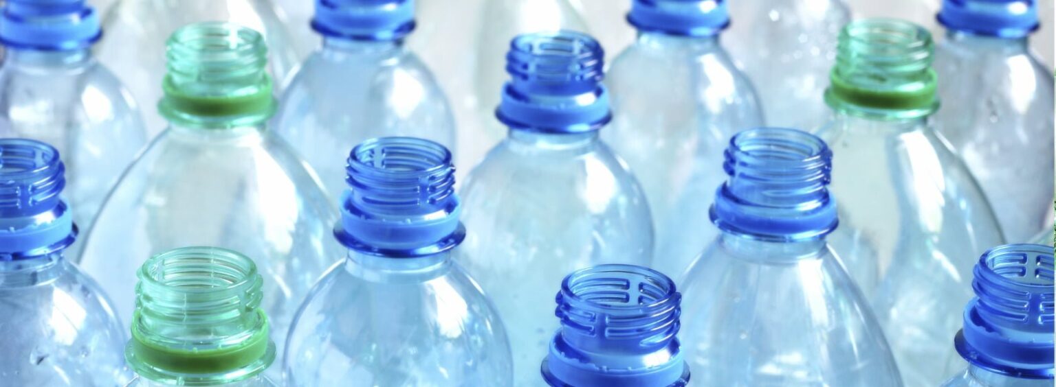 blue and green plastic bottles e1418657835949 قوارير المياه البلاستيكية ترتبط بارتفاع ضغط الدم مجلة نقطة العلمية