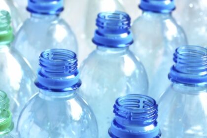 blue and green plastic bottles e1418657835949 قوارير المياه البلاستيكية ترتبط بارتفاع ضغط الدم مجلة نقطة العلمية