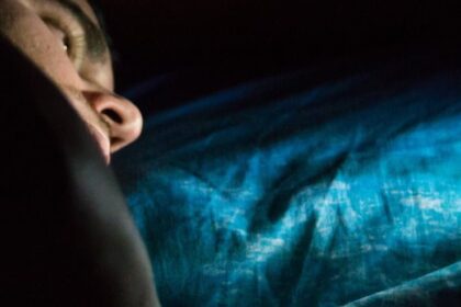 o PHONE BED facebook e1419594819874 دراسة: القراءة من الجوالات قبل النوم مؤذية للصحة مجلة نقطة العلمية