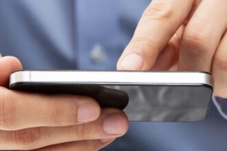 smartphone bring your own device business man apps security e1419586927496 تغيرات دماغية كبيرة لمستخدمي الهواتف الذكية مجلة نقطة العلمية