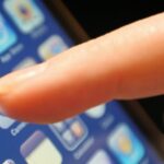 twitter mobile iphone1 e1419706067725 كيف تعبث التكنولوجيا بأجسامنا وأدمغتنا مجلة نقطة العلمية