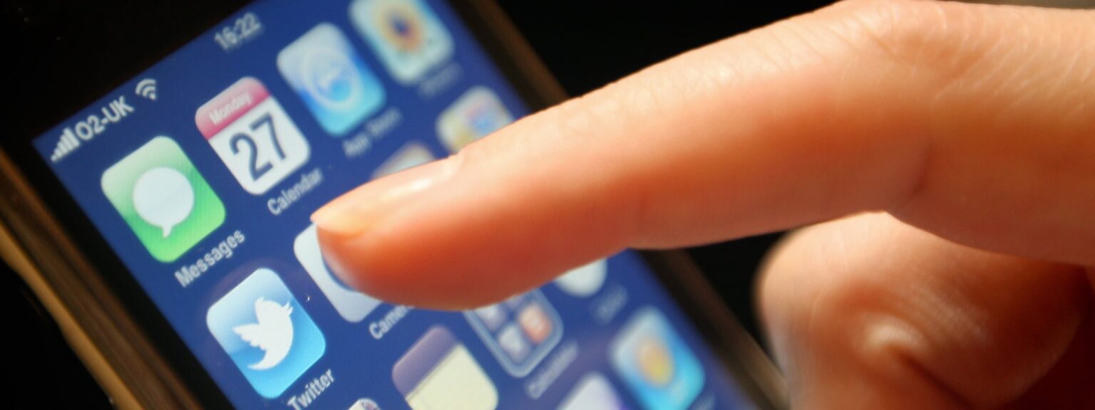 twitter mobile iphone1 e1419706067725 كيف تعبث التكنولوجيا بأجسامنا وأدمغتنا مجلة نقطة العلمية