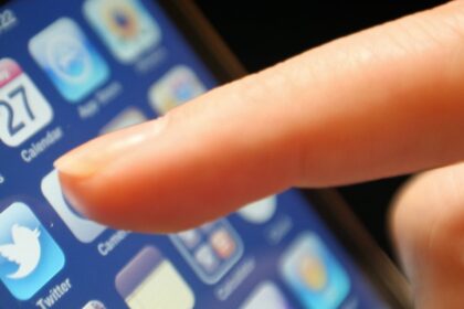 twitter mobile iphone1 e1419706067725 كيف تعبث التكنولوجيا بأجسامنا وأدمغتنا مجلة نقطة العلمية