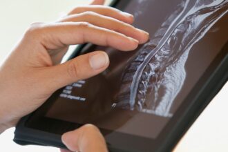 web spinal cord RF corbis e1419778203668 علاج كيميائي يعيد الأمل لمرضى الشلل مجلة نقطة العلمية