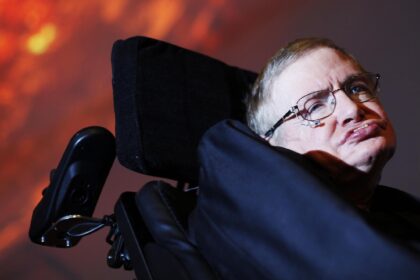 140127 coslog hawking 8b501408a08e603971719080ccf12cd3 e1422995771380 ستيفن هوكينغ يعمل على نظرية جديدة لكل شيء مجلة نقطة العلمية