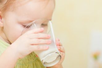 Girl drinking milk e1422861053515 هل يحتاج الأطفال حقاً لشرب الحليب؟ مجلة نقطة العلمية
