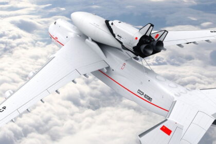 Grote vliegtuigen Vliegen Op De Wolken 1800x2880 e1423334222161 أكبر خمس طائرات في العالم مجلة نقطة العلمية