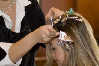 Haircoloring e1425071301558 المخاطر التي تسببها صبغات الشعر مجلة نقطة العلمية