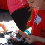 Kid self testing e1424447167863 أثر مرض السكري على دماغ الأطفال مجلة نقطة العلمية