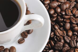 coffee cup e1424721476526 الحقائق والخرافات حول مادة الكافيين مجلة نقطة العلمية