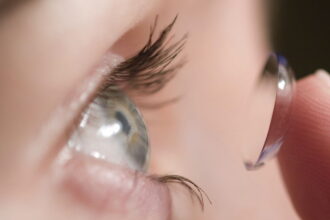contacts e1423238415639 هل العدسات اللاصقة آمنة تماما؟ مجلة نقطة العلمية