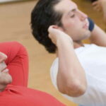 group fitness doing abs istock photo e1425142554582 نصائح لإنقاص الوزن في السنة الجديدة مجلة نقطة العلمية