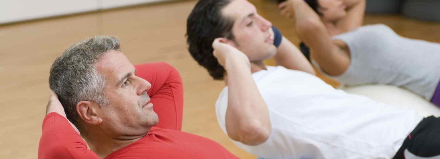 group fitness doing abs istock photo e1425142554582 نصائح لإنقاص الوزن في السنة الجديدة مجلة نقطة العلمية