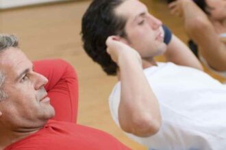 group fitness doing abs istock photo e1425142554582 نصائح لإنقاص الوزن في السنة الجديدة مجلة نقطة العلمية