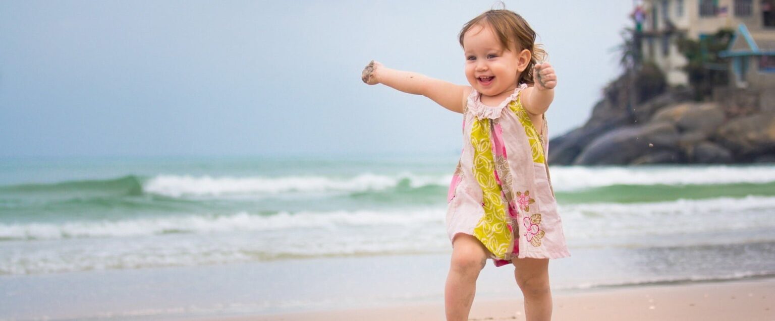 happy girl running in beach wide e1425073075222 10 أساليب يمكنها أن تجعلنا أكثر سعادة مجلة نقطة العلمية