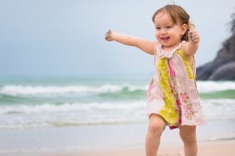 happy girl running in beach wide e1425073075222 10 أساليب يمكنها أن تجعلنا أكثر سعادة مجلة نقطة العلمية