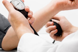 highbloodpressure e1425074478952 نصائح لمعالجة ارتفاع ضغط الدم مجلة نقطة العلمية