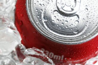 ice Cold Coca cola can wallpaper e1423236453980 لماذا تسبب لنا المثلجات بالصداع مجلة نقطة العلمية