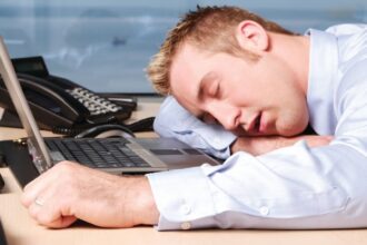man asleep on desk e1422821193489 وداعاً للحلول الصعبة للشخير مجلة نقطة العلمية
