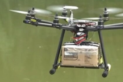 maxresdefault 3 e1422820097875 طائرة بدون طيار تعمل كساعي بريد مجلة نقطة العلمية