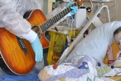 music children e1423337169217 أغاني الأطفال تساعد على تخفيف آلامهم مجلة نقطة العلمية