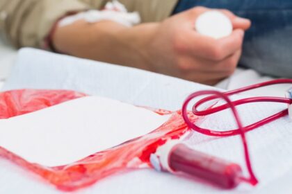 o DONATING BLOOD facebook e1423687964933 مكملات الحديد تساعد ببناء الهيموجلوبين بعد التبرع بالدم مجلة نقطة العلمية