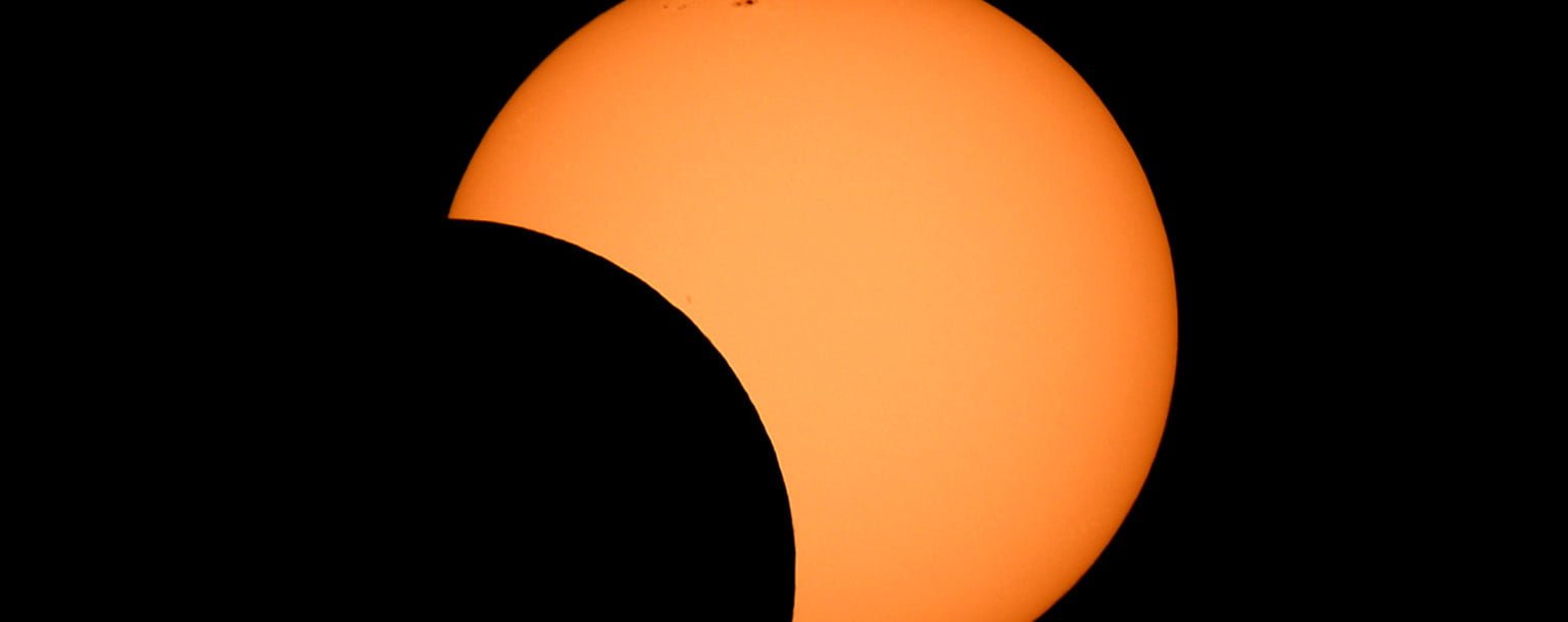 O Solar Eclipse Photos Facebook E1426708561160 مجلة نقطة العلمية