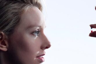 07 23 2014 elizabeth holmes e1430750421987 لغز اختبار الدم السري الذي جعل إليزابيث هولمز أصغر مليارديرة في أمريكا مجلة نقطة العلمية