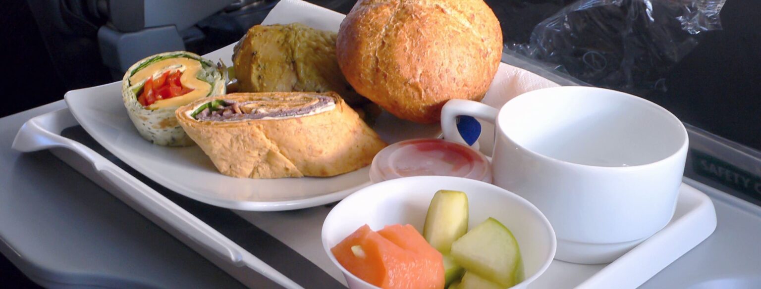 Airplane Food e1432104043729 ماهو سبب رداءة الأطعمة على متن الرحلات الجوية؟ مجلة نقطة العلمية