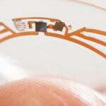 Hand holding zoomed in e1432632307612 عدسة تجعل بصرك مثل سوبرمان مجلة نقطة العلمية