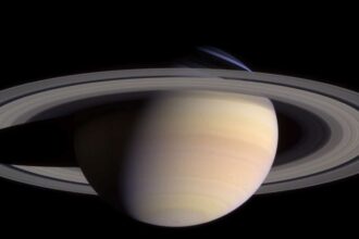 Saturn PIA06077 e1431554896451 العلماء ينجحون في تحديد طول اليوم على كوكب زحل مجلة نقطة العلمية