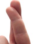 crossed fingers e1431637055446 تأدية حركة تقاطع الأصابع قد تفيد في التخفيف من الألم مجلة نقطة العلمية