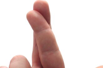 crossed fingers e1431637055446 تأدية حركة تقاطع الأصابع قد تفيد في التخفيف من الألم مجلة نقطة العلمية