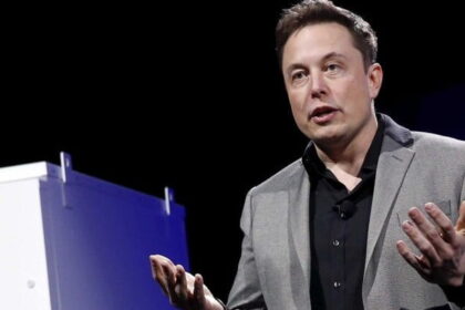 elon musk 296 e1430982059601 وداعا لمشاكل الكهرباء: تسلا ترفع الستار عن بطارية شمسية ثورية مجلة نقطة العلمية