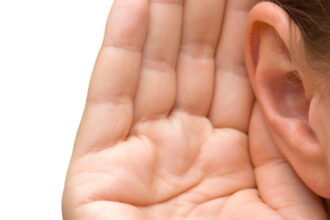 hand to ear listening e1432986998758 كيف يوازن الدماغ آلية السمع بين الأذنين مجلة نقطة العلمية
