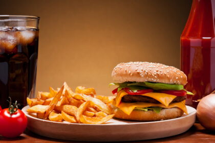 potatoes fries cola ice hamburger bun sesame vegetables tomatoes onions patty cheese e1432841865116 الوجبات السريعة تقتل بكتيريا الأمعاء المفيدة مجلة نقطة العلمية