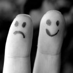 FrowningSmilingFingers e1435437085105 جيناتنا هي من يحدد مقدار حساسيتنا العاطفية مجلة نقطة العلمية