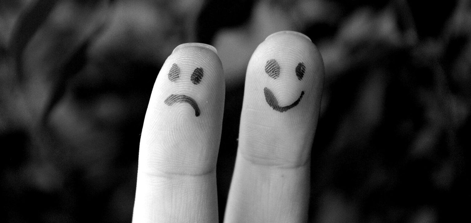 FrowningSmilingFingers e1435437085105 جيناتنا هي من يحدد مقدار حساسيتنا العاطفية مجلة نقطة العلمية