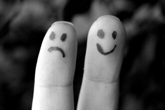 FrowningSmilingFingers e1435437085105 جيناتنا هي من يحدد مقدار حساسيتنا العاطفية مجلة نقطة العلمية