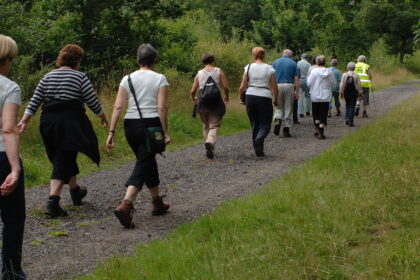 Walking for Health in Epsom 5Aug2009 2 e1433793598137 القليل من رياضة المشي يحسن الصحة كثيرا بشكل لا تتخيله مجلة نقطة العلمية