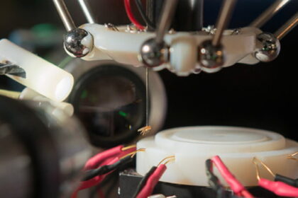 fruit fly robot stanford e1433183241610 فيديو: روبوت يستطيع أن يجري جراحة لمخ ذبابة مجلة نقطة العلمية