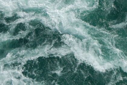 sea water foam 13 20131007 2087017305 e1434455660440 الطاقة الزرقاء: توليد كهرباء من مزج مياه عذبة بمالحة مجلة نقطة العلمية