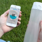 whitebottleandgrass e1435351014357 قارورة (HidrateMe) الذكية تتبع معدل احتياج الجسم للماء مجلة نقطة العلمية